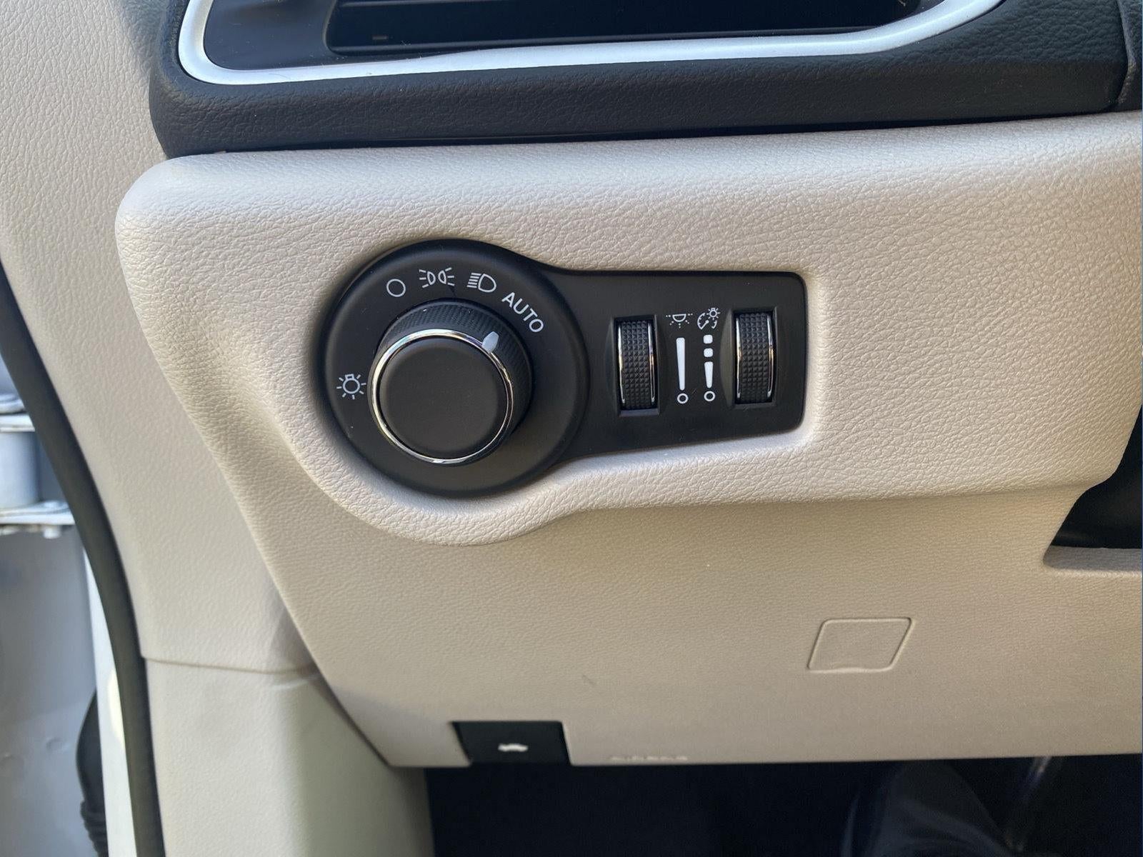 2024 Chrysler Voyager LX