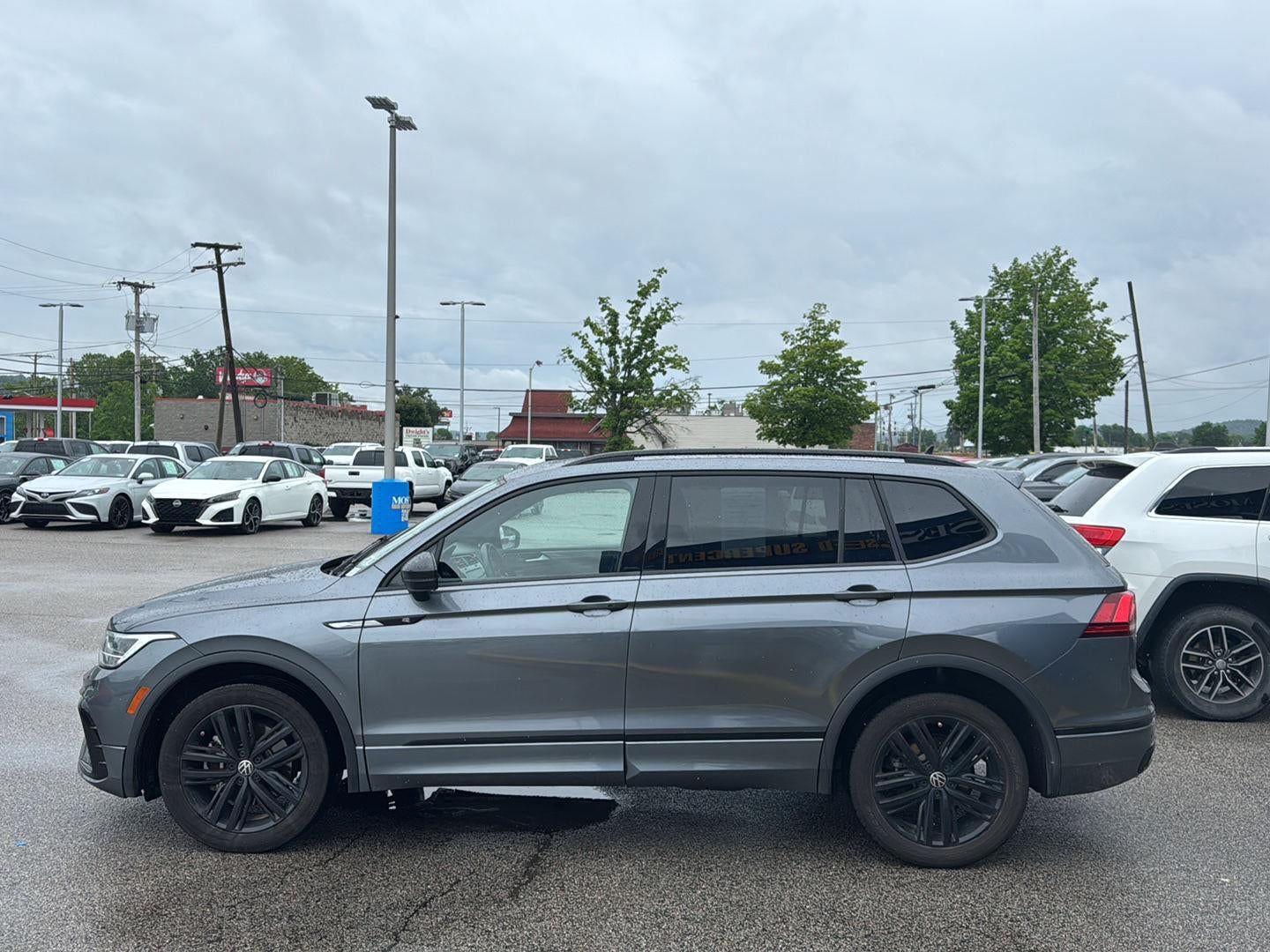 2022 Volkswagen Tiguan SE R-Line Black