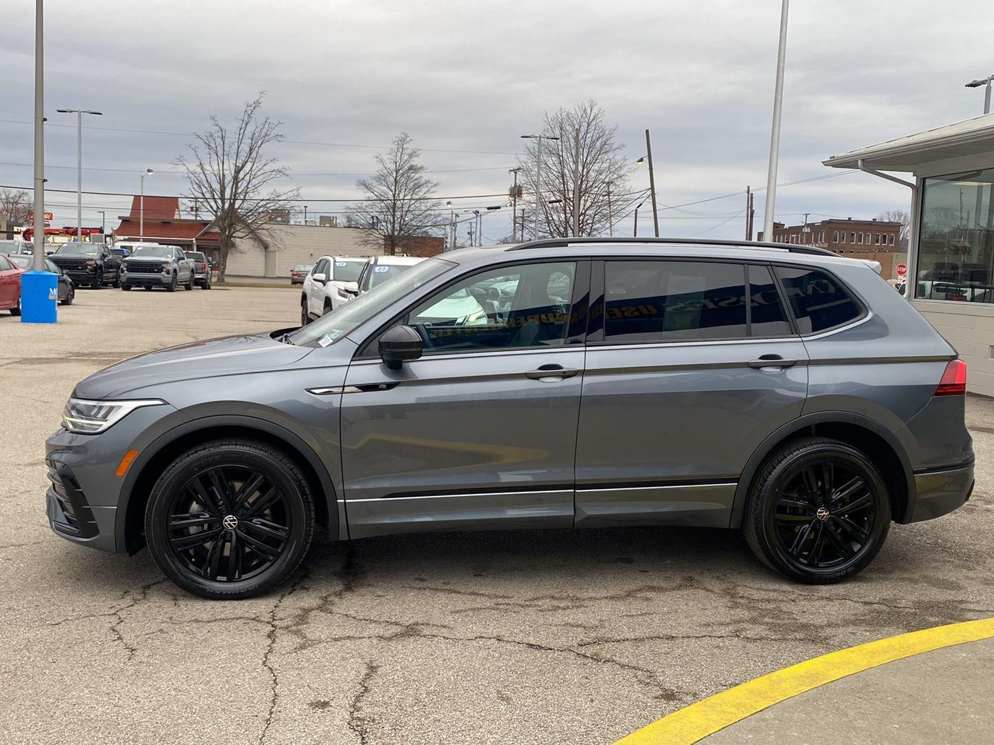 2022 Volkswagen Tiguan SE R-Line Black