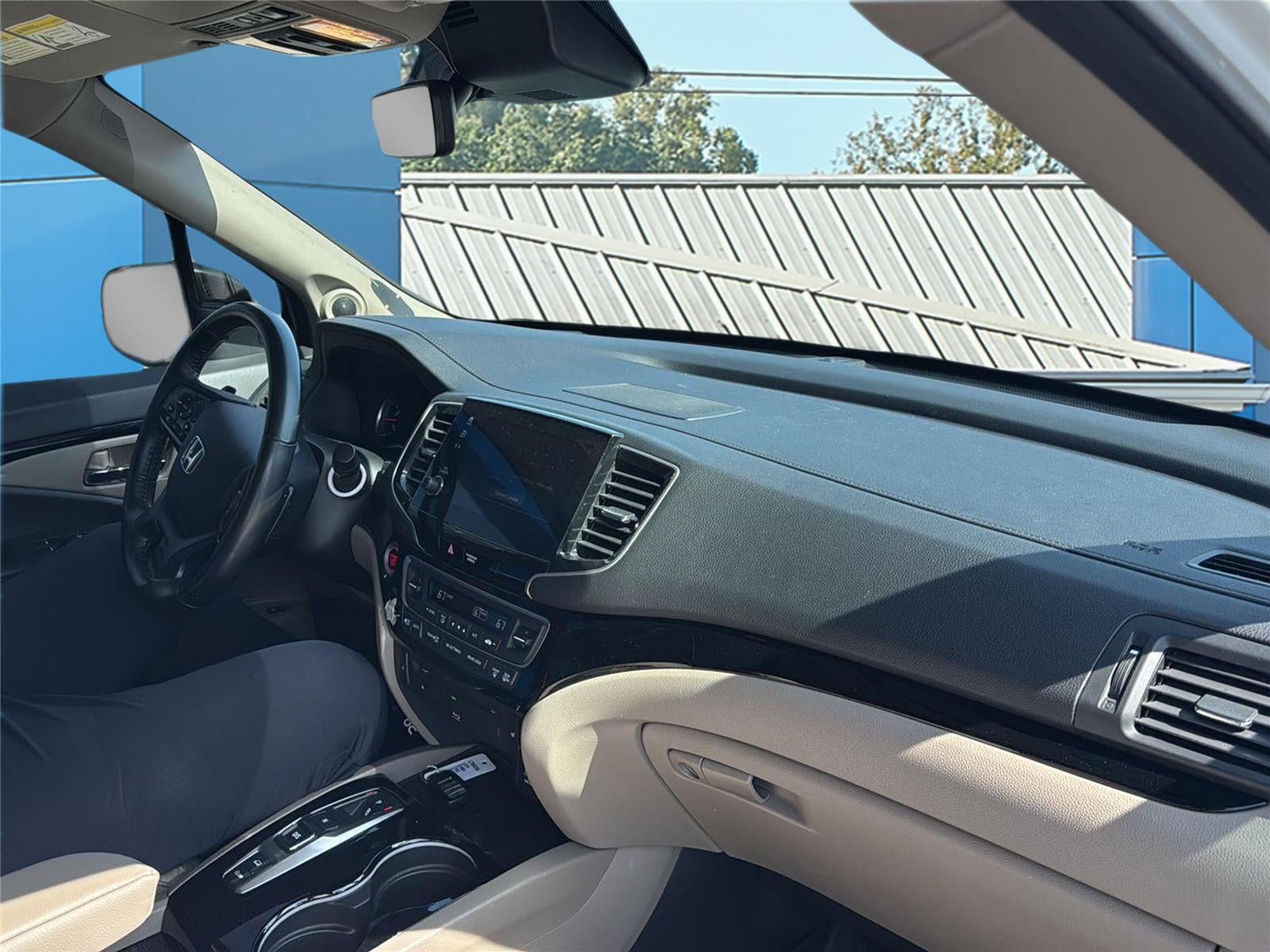 2019 Honda Pilot Touring w/Rear Captain's Chairs