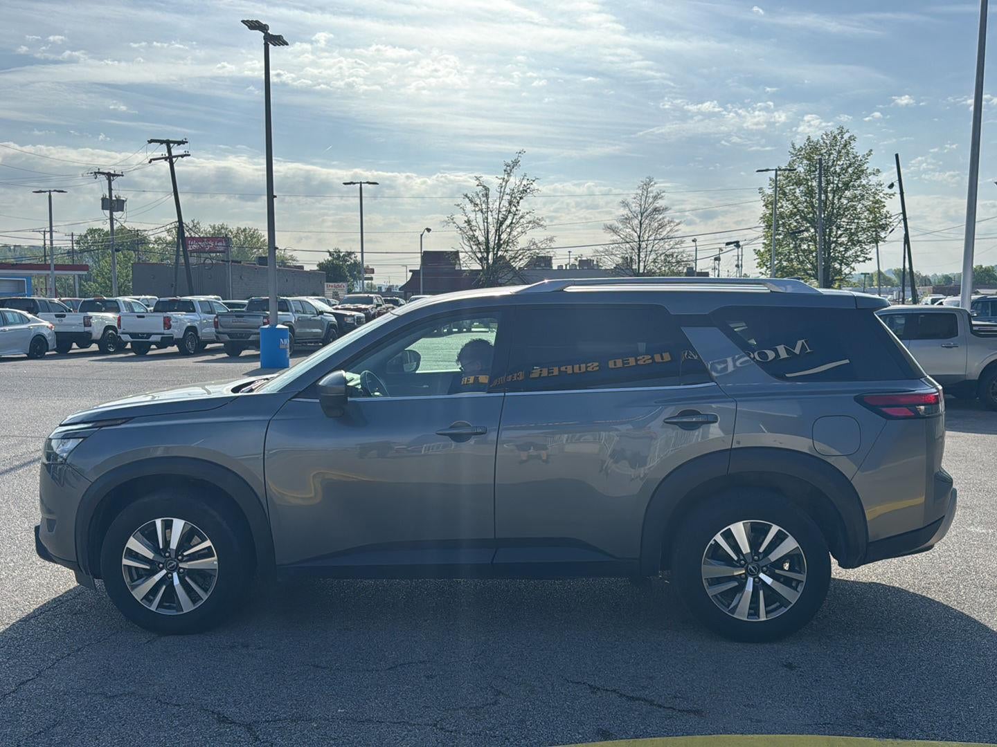 2025 Nissan Pathfinder SL