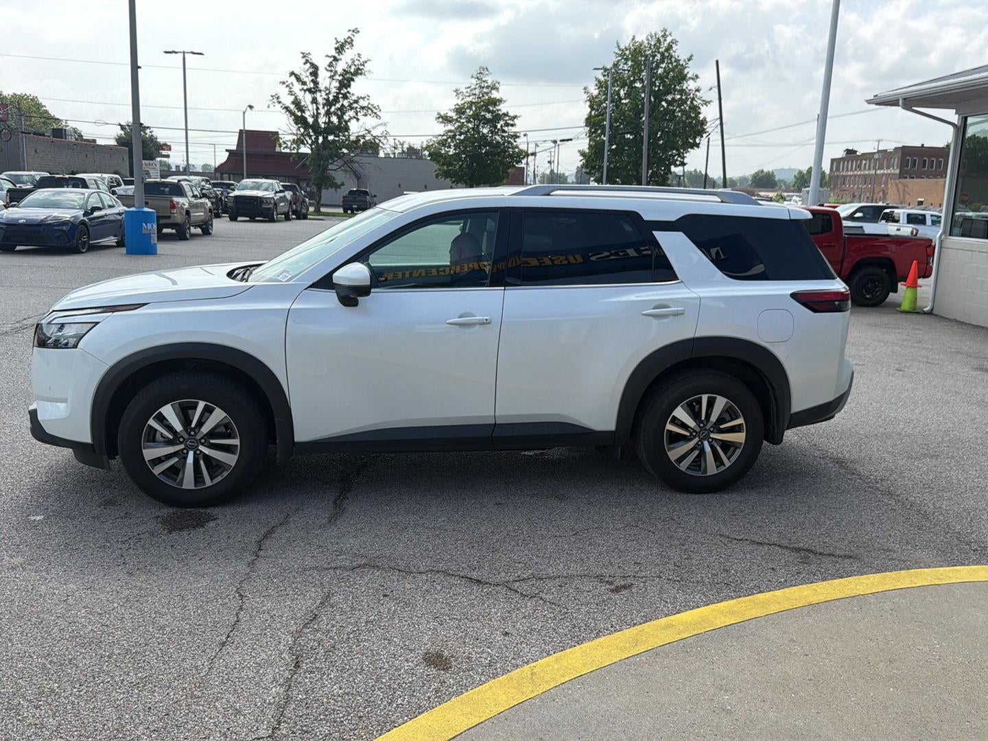 2025 Nissan Pathfinder SL