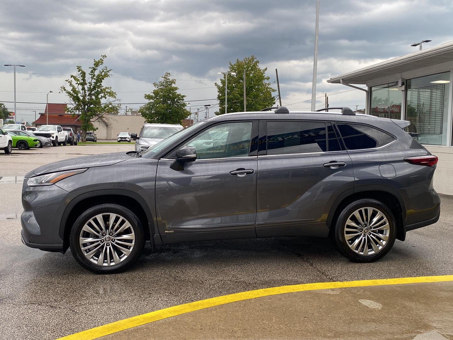 2025 Toyota Highlander Hybrid Platinum