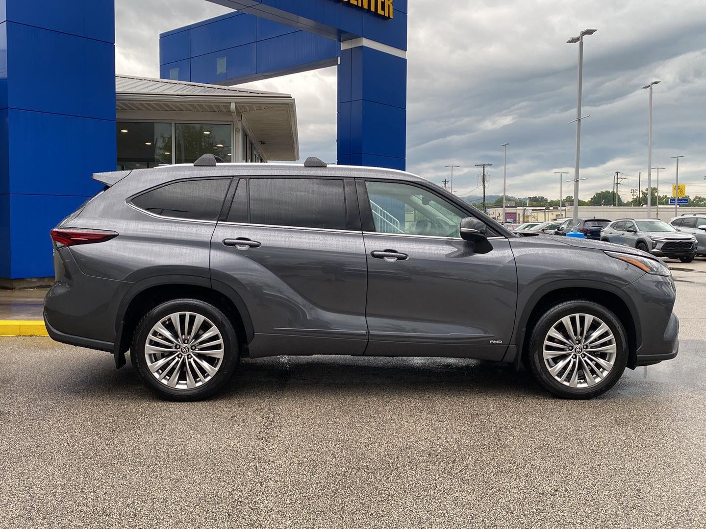 2025 Toyota Highlander Hybrid Platinum
