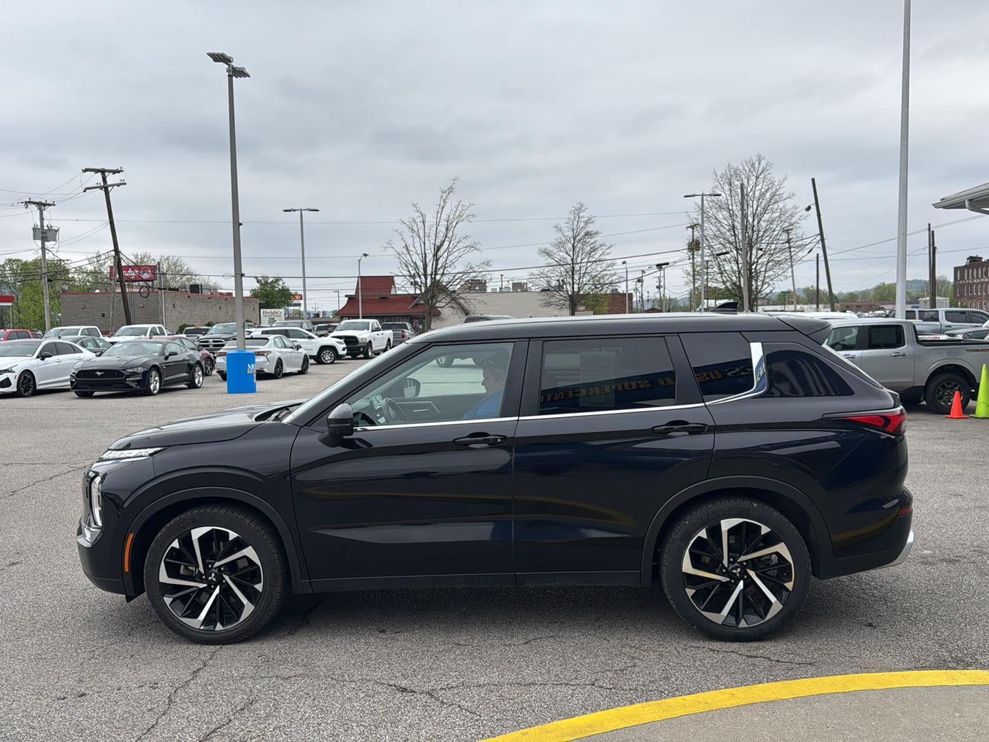 2024 Mitsubishi Outlander SE